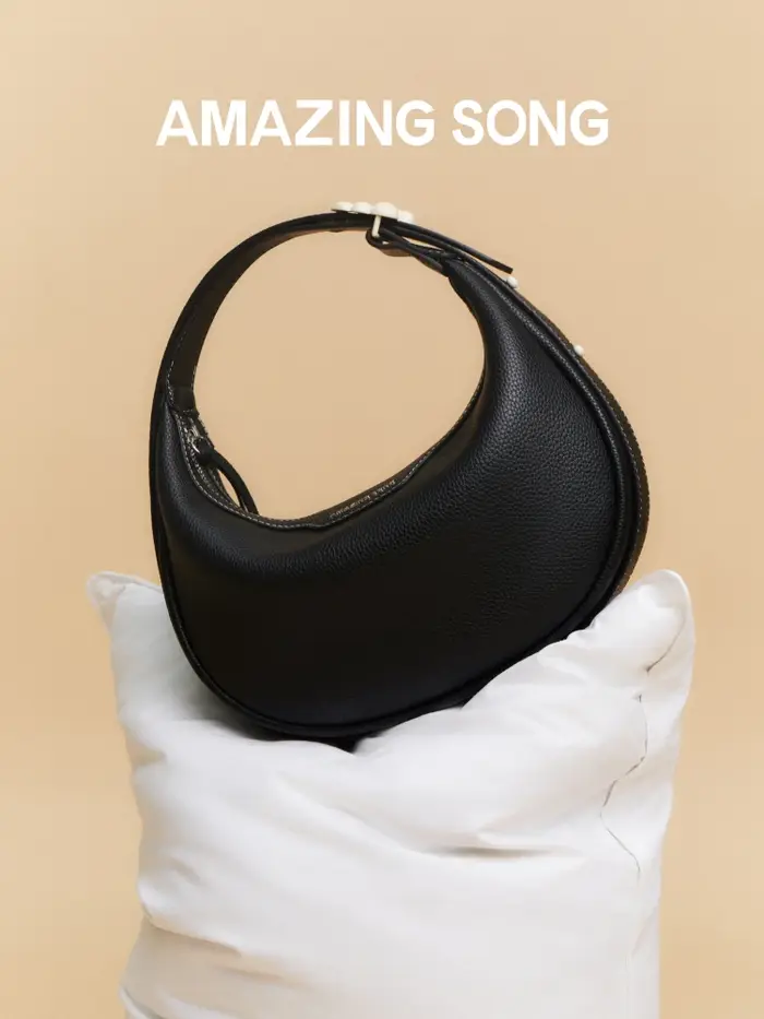 Petit Sac Song Demi-Lune, Objets