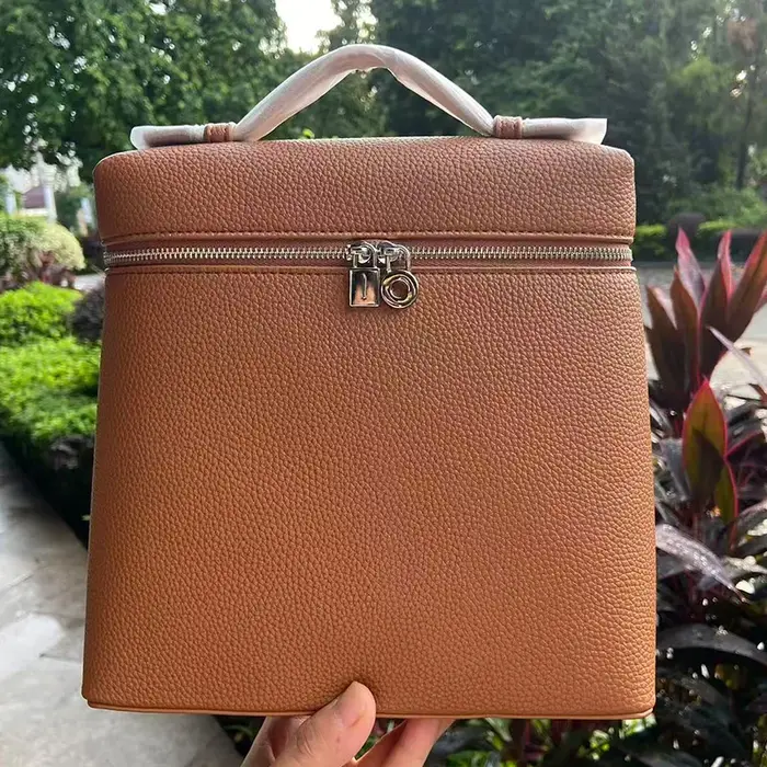 Sac à bandoulière en cuir de vachette pleine fleur avec boucle argentée