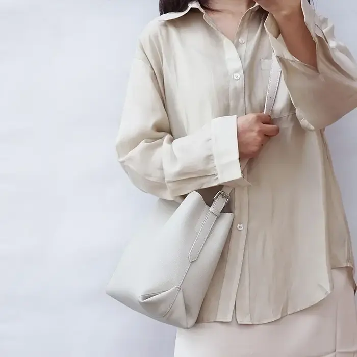 2025 Beige bleu couleur unie Design Simple sac seau en cuir de vachette femmes sac à bandoulière de haute qualité daim intérieur sac de messager