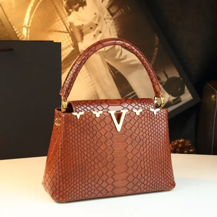 Sac à main à la mode et polyvalent avec une sensation haut de gamme. C'est un sac de niche pour les mamans d'âge moyen
