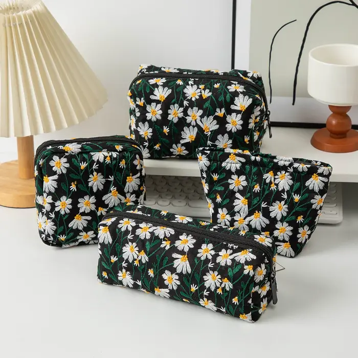 Petite trousse de maquillage brodée motif marguerite
