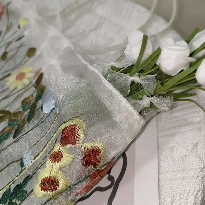Sac en tissu brodé de fleurs de camélia