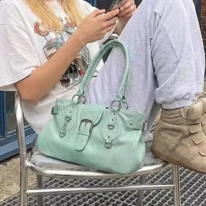 Sac à main en daim beige style Y2K avec boucle et détails anneau argentés