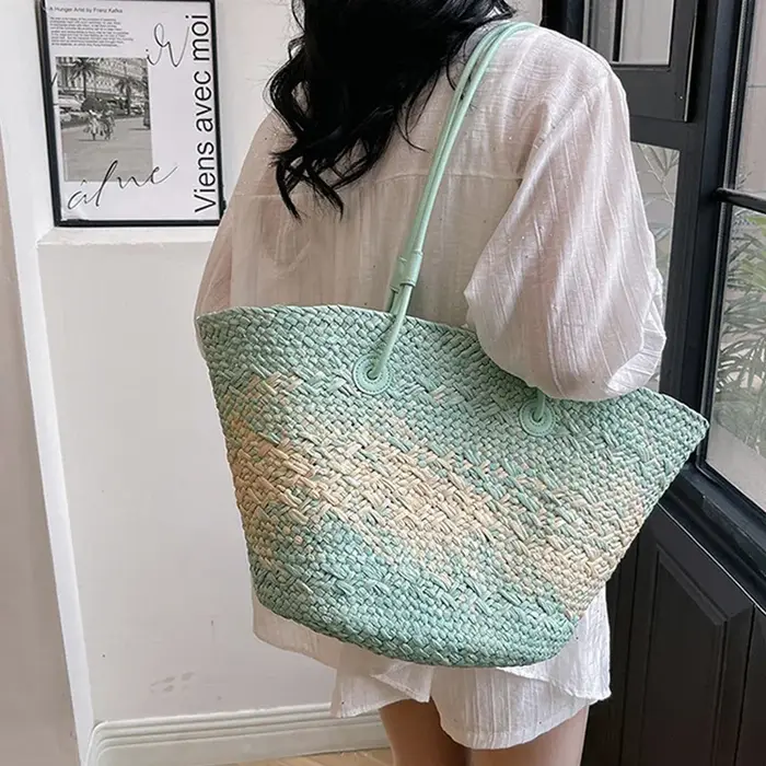 Sac à bandoulière sous les bras en paille de couleur dégradée