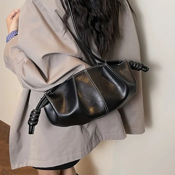 Sac à bandoulière en similicuir noir froissé pour femme