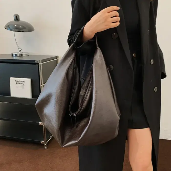 Grands sacs à bandoulière noirs pour femmes