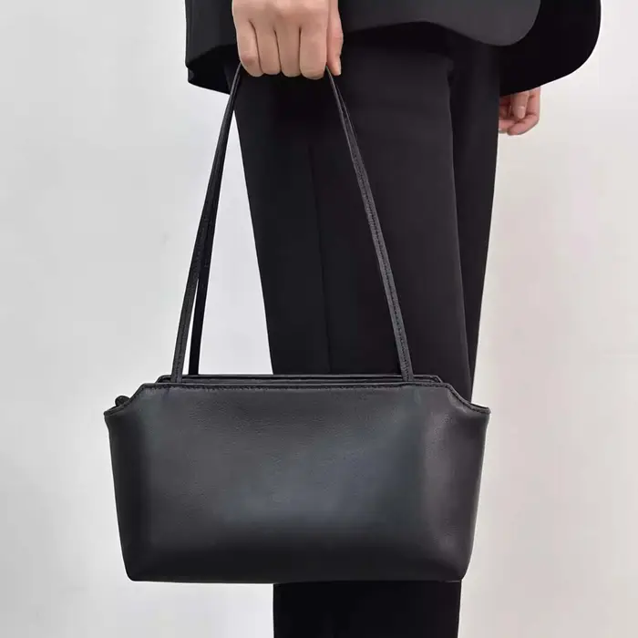 Sac à main d'épaule minimaliste en peau de mouton douce, design de niche, texture haut de gamme, lux