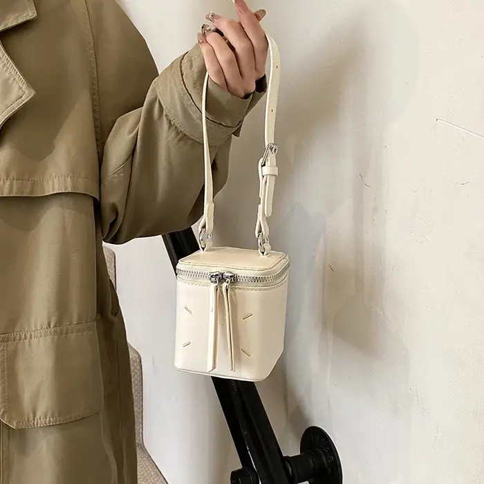 Sac carré tendance, best-seller de la saison