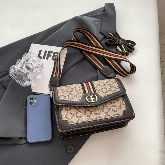 Sac bandoulière classique tendance en PU léger avec rabat