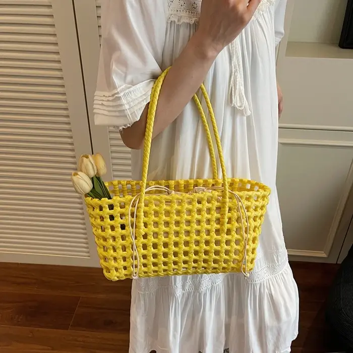 Sac Panier Bohème Coloré en PVC Tressé Grande Capacité 2-en-1 Sac à Main et Sac à Bandoulière pour Vacances et Trajets Quotidiens – 5 Couleurs au Choix