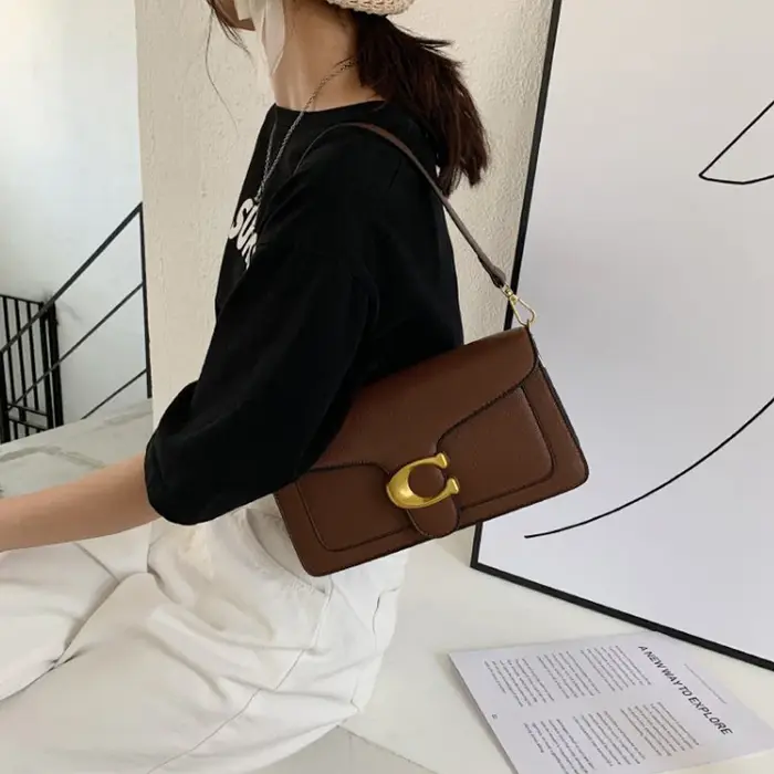 Sac à bandoulière tendance de cette année avec deux bretelles et un petit sac carré diagonal