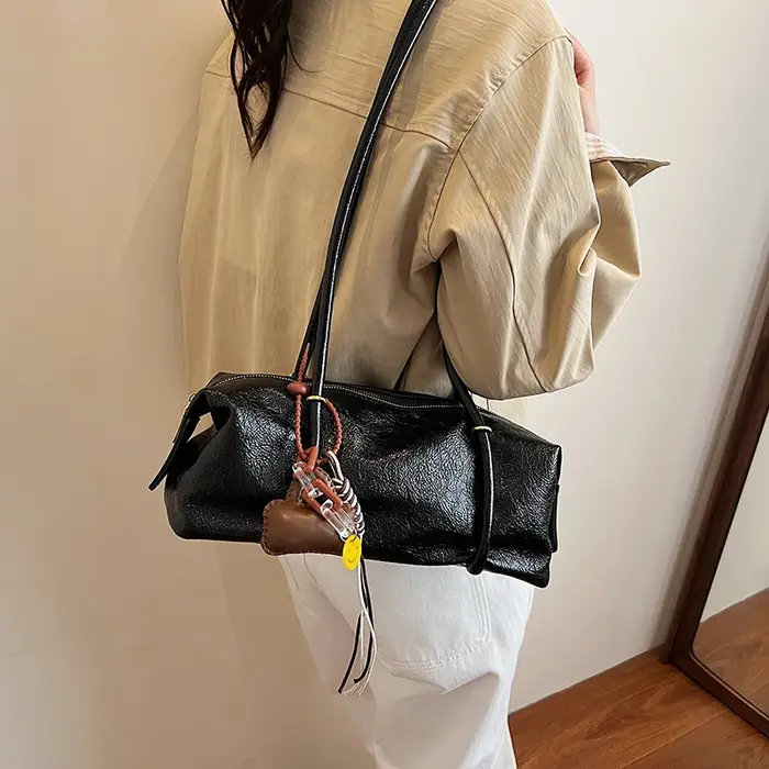 Sac à bandoulière cylindrique en similicuir froissé pour femme
