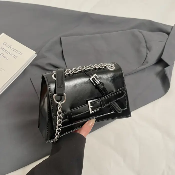 Sac à main rouge de marque