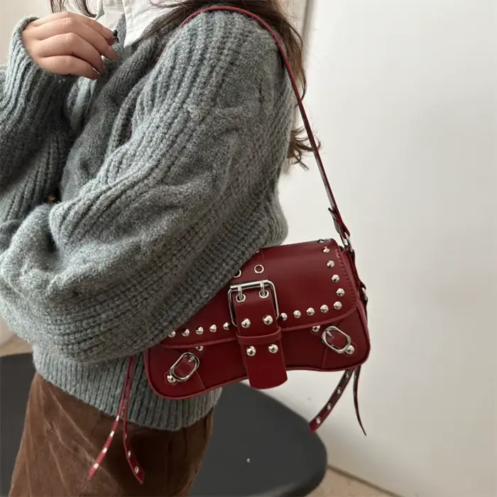 Sac à bandoulière bordeaux tendance pour femmes