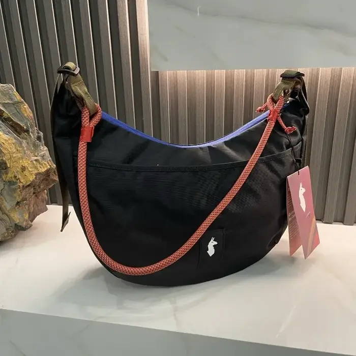 Sac à bandoulière en nylon pour femme 2026 avec design contrasté