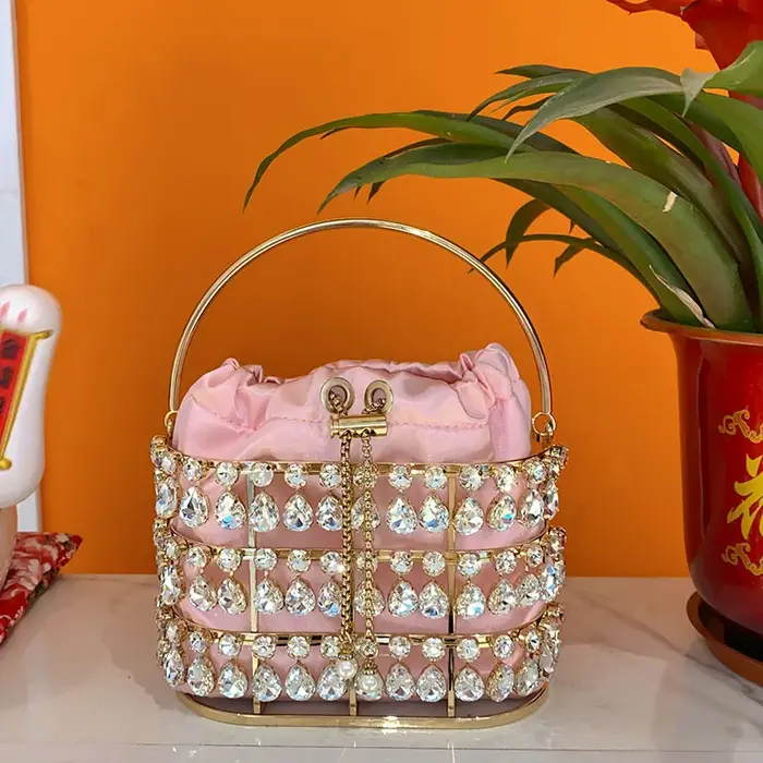 Sac seau clouté de luxe en diamant scintillant