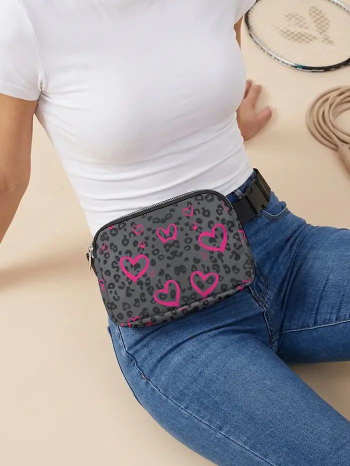 Sac banane réglable rose à imprimé léopard en forme de cœur pour femme