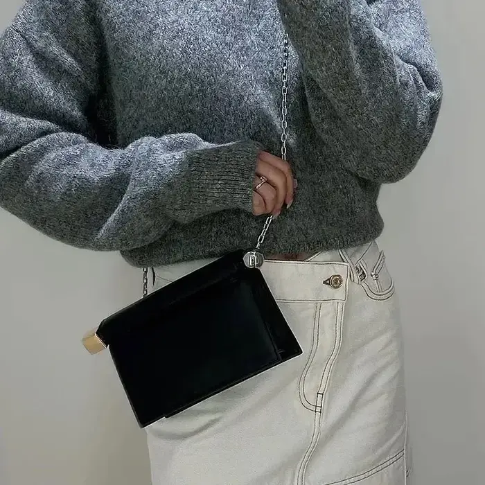 Un nouveau sac d'embrayage enroulé de luxe, à la mode et de niche pour femmes, un sac à bandoulière