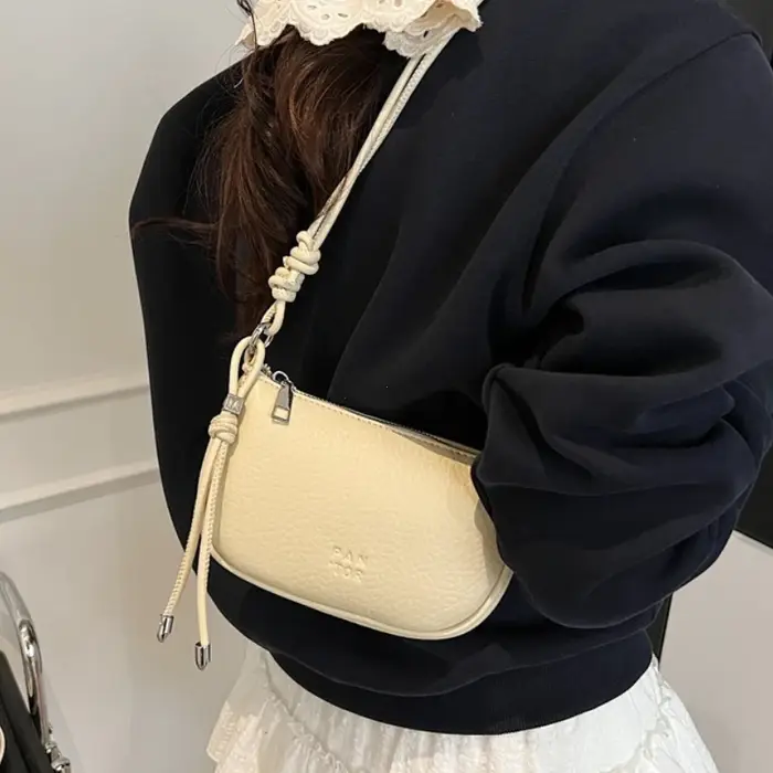 Le sac à bandoulière pour femme est à la mode
