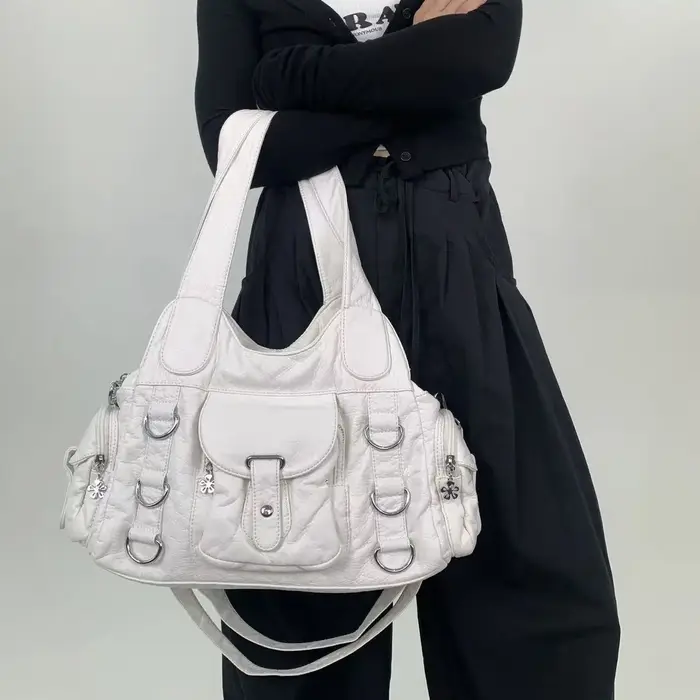 Sac fourre-tout punk à rivets personnalisé de style de rue pour femme avec grande capacité et plusieurs poches