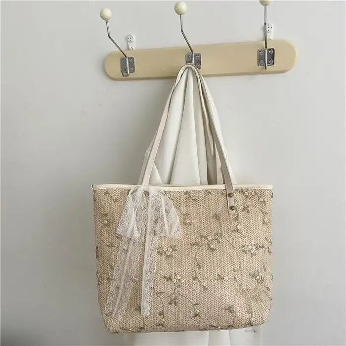 Sac fourre-tout en paille tressée avec broderie florale et détail nœud en dentelle