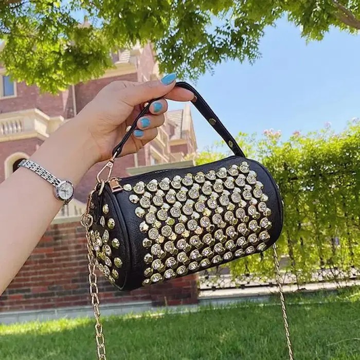 Sac à main cylindrique léger de luxe et de mode avec rivets en métal cloutés en diamant