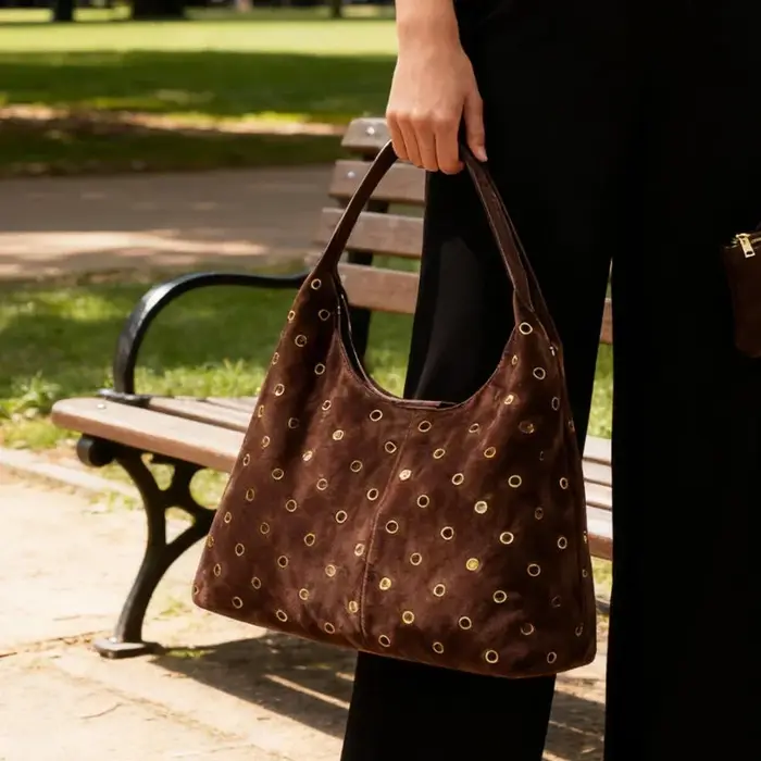 Sac fourre-tout clouté en daim et métal avec portefeuille assorti