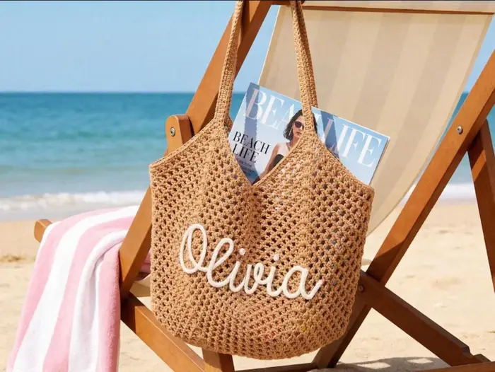 Sac de plage en crochet fait main avec broderie personnalisée du nom
