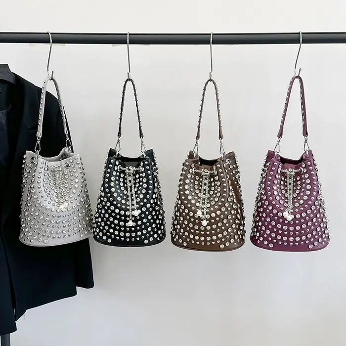 Sac seau clouté LEFTSIDE avec breloque en perles