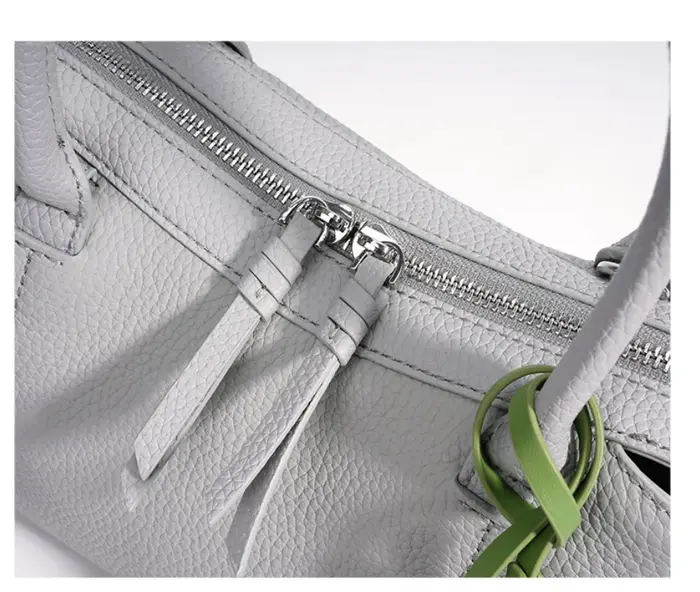 Nouveau Sac Boston Luxueux Tendance 2026 Grande Capacité Sac à Main de Navettage en Cuir Véritable pour Femme avec Décorations Suspendues