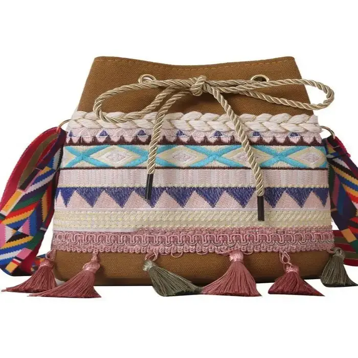 Sac seau bohème à cordon de serrage avec broderie ethnique et décorations à pompons pour les vacances