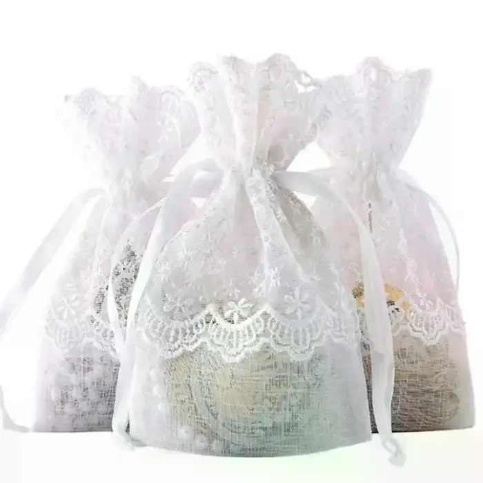 Sac cadeau blanc réutilisable en gaze et dentelle avec cordon de serrage pour le rangement