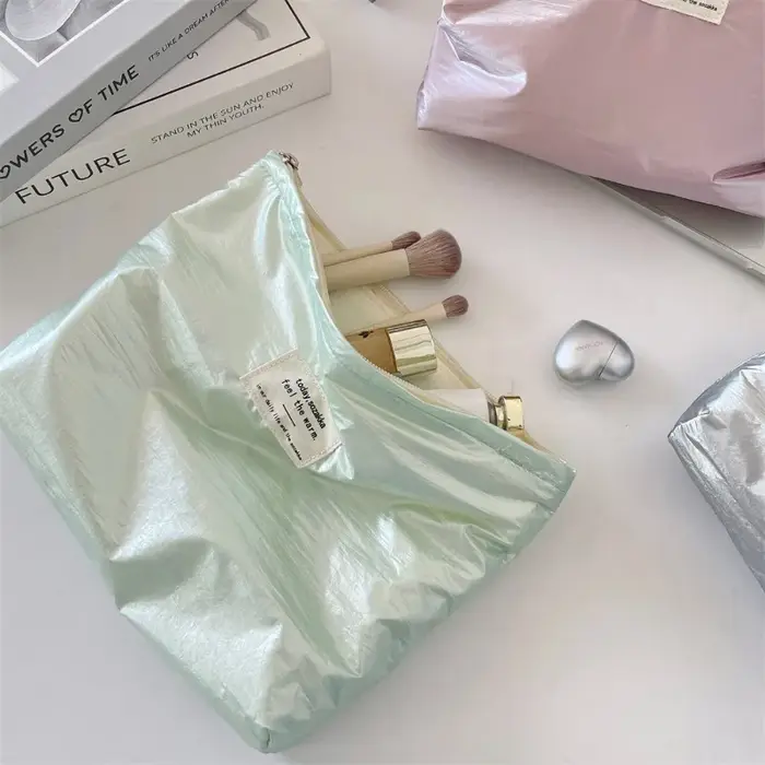 Pochette argentée à paillettes brillantes simples