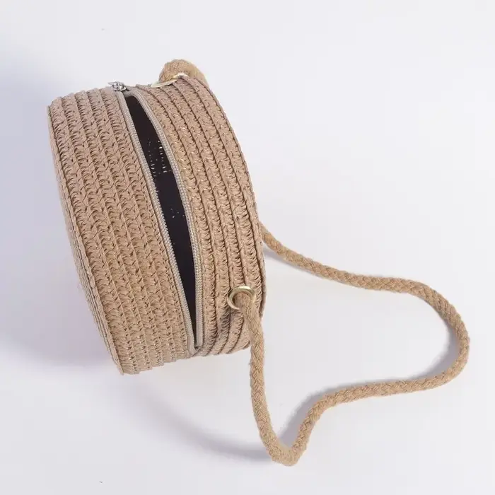 Sac en paille avec nœud en dentelle