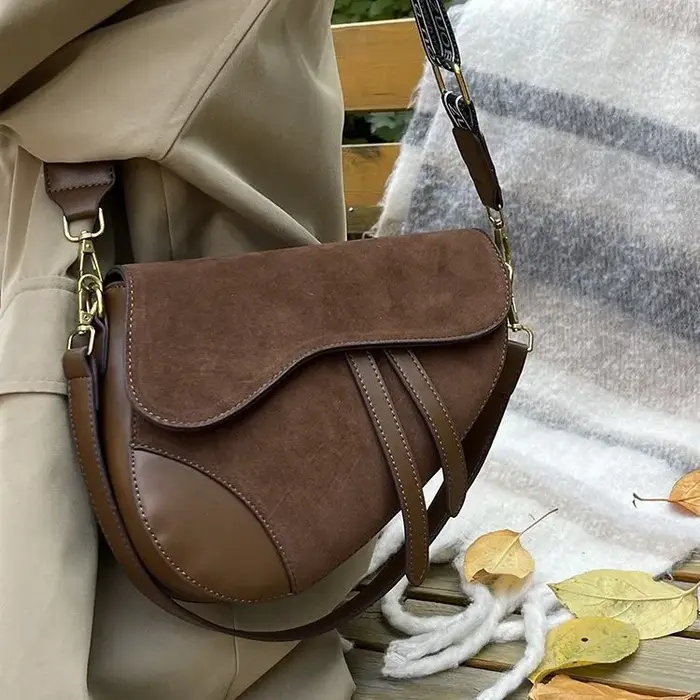 Sac bandoulière tendance à large sangle