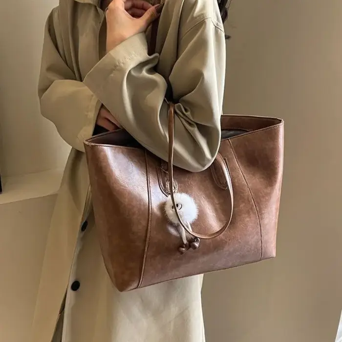 Sac fourre-tout marron polyvalent pour femme avec breloque en fourrure