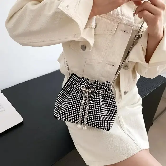 Sac seau décoré de paillettes à la mode