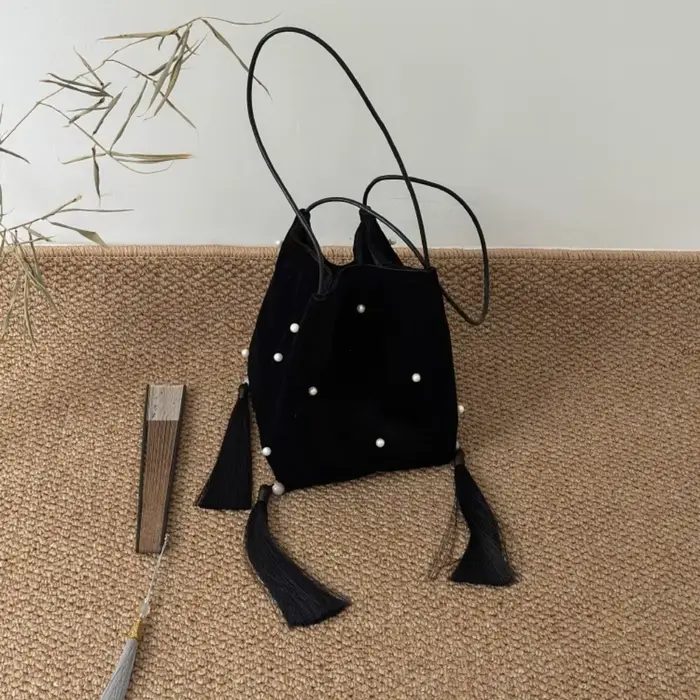 Sacs à bandoulière en velours noir pour femmes, sacs seau élégants et créatifs avec pompon et perles