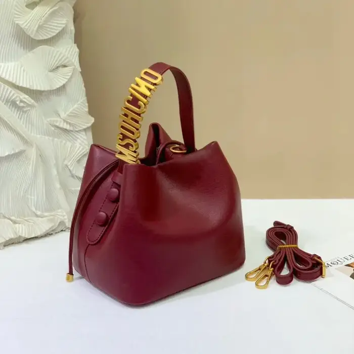 Sac à langer avec logo de créateur : Sac bandoulière élégant en cuir pour femme au style minimaliste et grande capacité de rangement