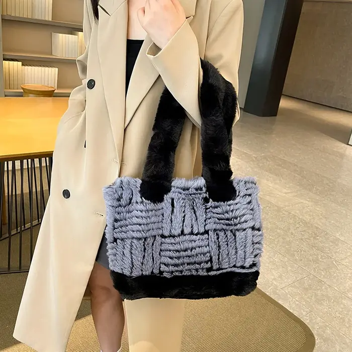 2025 hiver Sac fourre-tout en peluche concepteur fausse fourrure tissé Sac à main Simple sac de trajet grande capacité moelleux Sac à bandoulière marque Sac A Mai