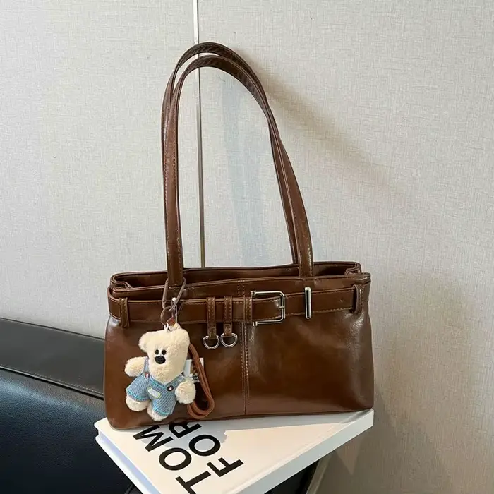 Sac à bandoulière en cuir pour femme avec détail ceinture et ours en peluche, idéal pour le bureau, 