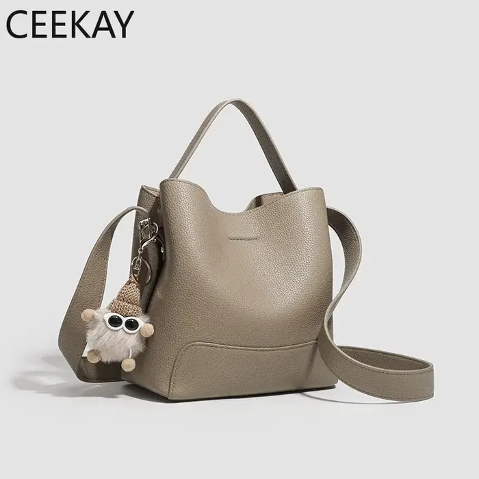 Nouveau Sac Seau en Cuir Kaki CEEKAY 2026 – Sac à Bandoulière Minimaliste avec Adorable Pendentif en Peluche – Sac à Main Décontracté pour Femme