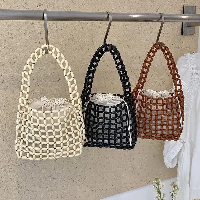 Sac à main tressé en perles de bois fait main