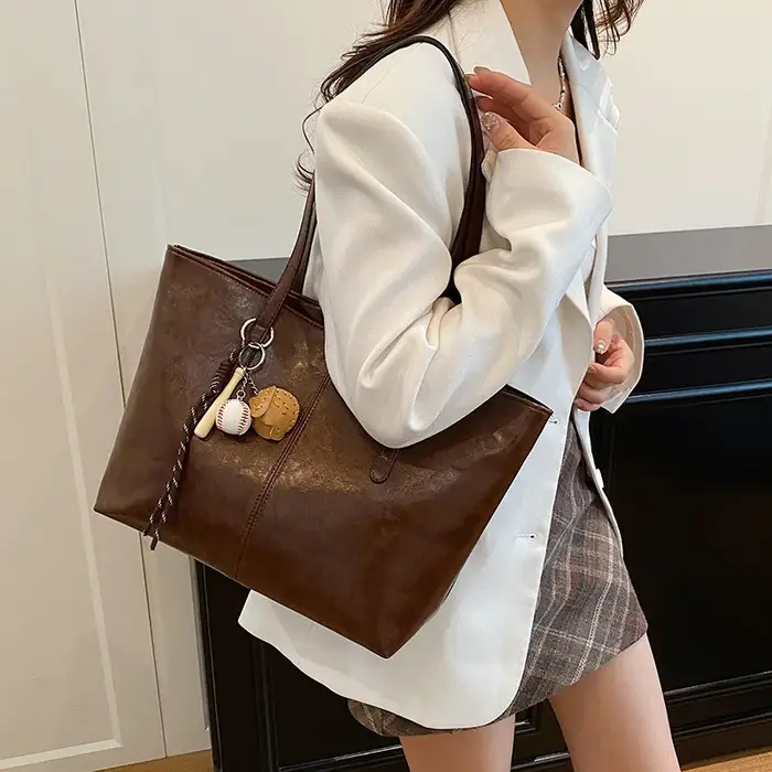 Sac fourre-tout de grande capacité pour femme, style urbain, sac à bandoulière pour les trajets quotidiens, tendance et polyvalent pour le travail et les voyages