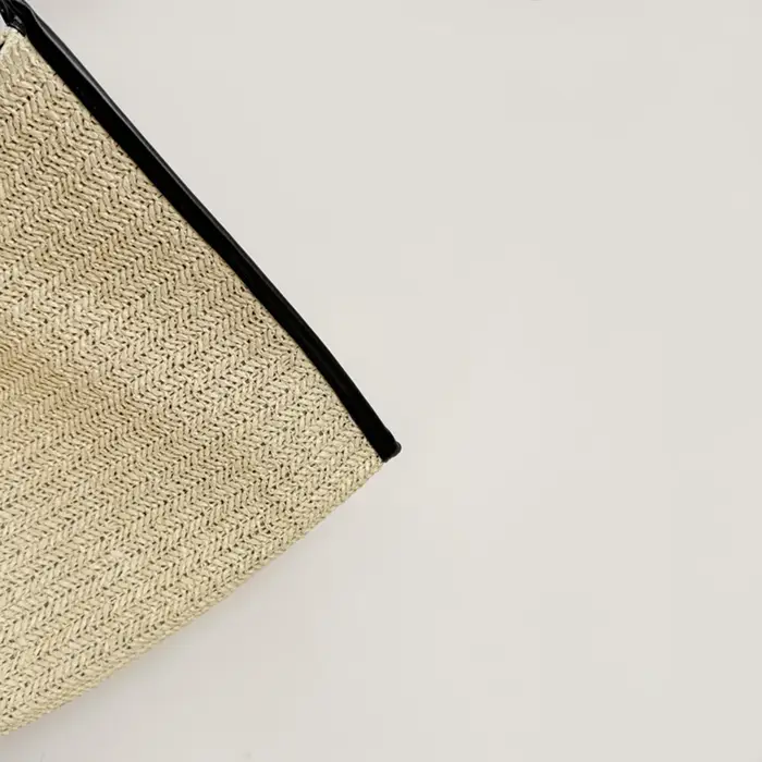 Sac fourre-tout en paille tressé avec garniture en cuir souple
