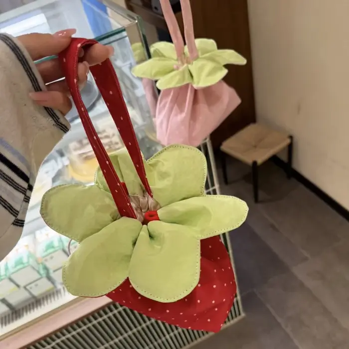 Sac bandoulière à cordon de serrage motif fleur
