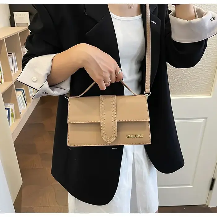 Sac à langer fourre-tout tendance et élégant : Sac à main pour femme avec logo de créateur de luxe et style vintage unique
