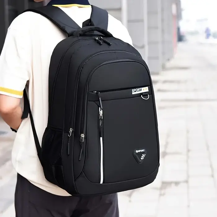 Sac à dos noir sportif tendance avec détails multicolores pour un usage quotidien