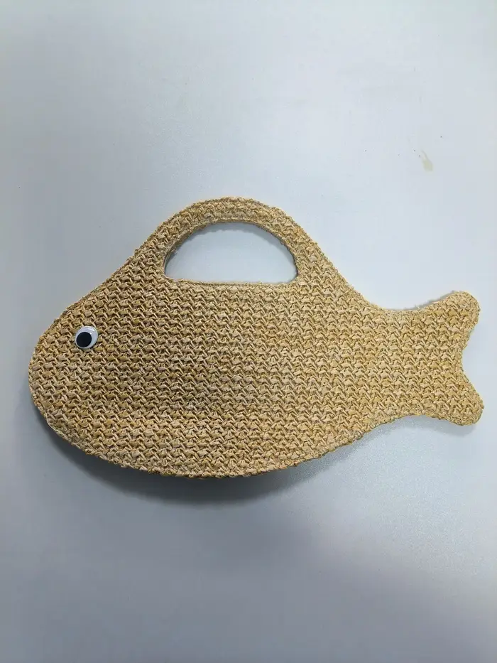 Sac en paille de raphia tressé en forme de poisson