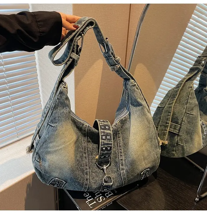 Sac fourre-tout en jean vieilli style vintage pour femme avec accents cloutés